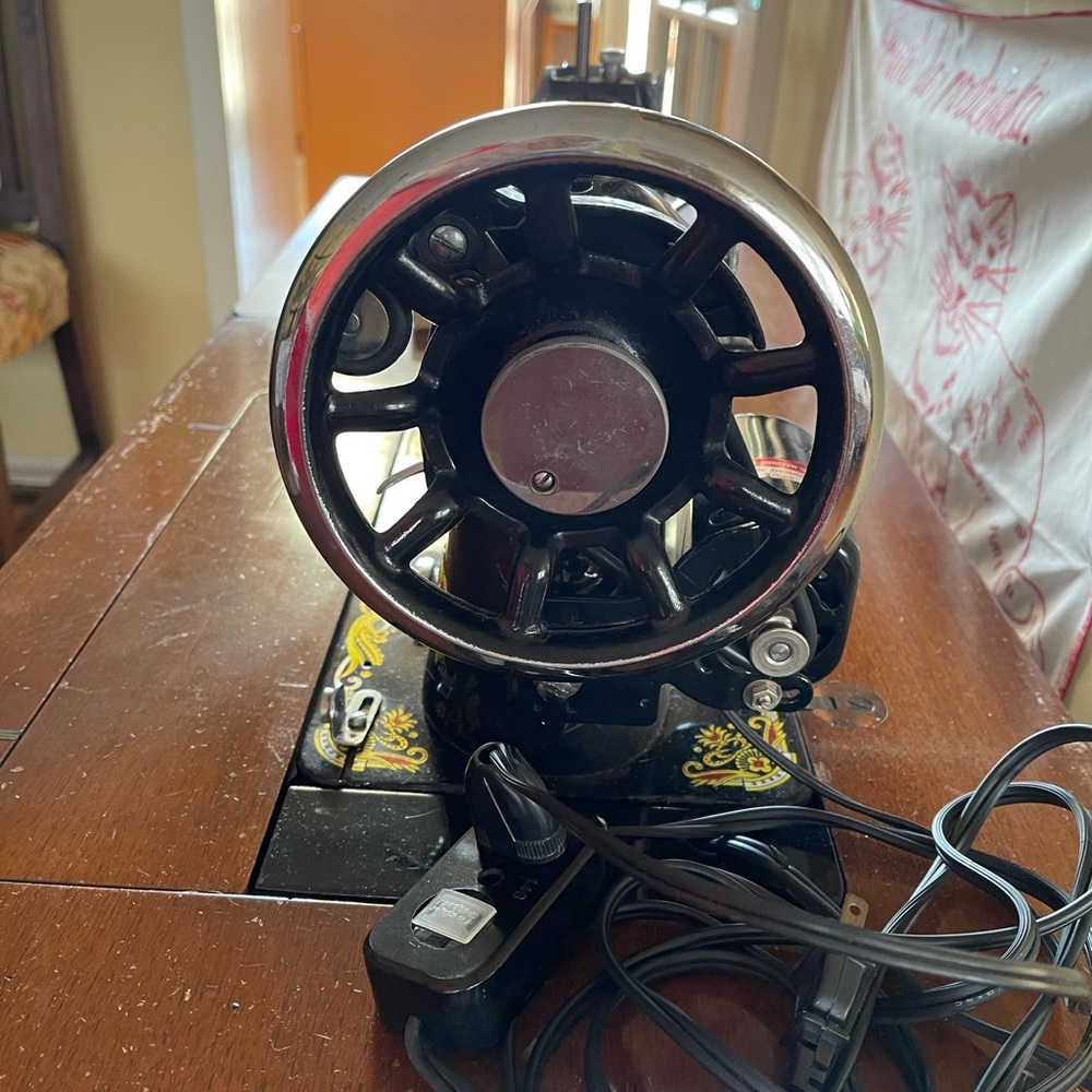 Sewing Machine - Picture 2 of 11